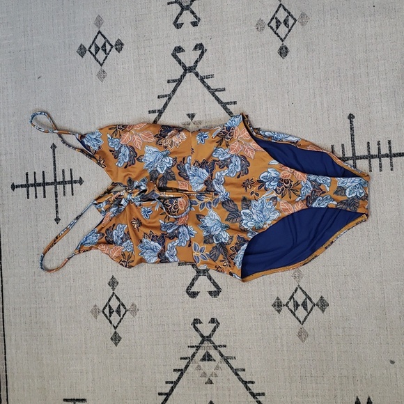 One piece swimsuit - Picture 1 of 8